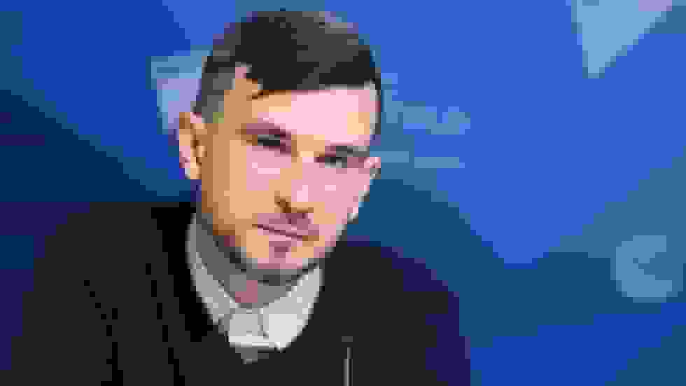 روزنامه‌نگار روسی پس از ماه‌ها بازداشت در باکو به خانه بازگشت