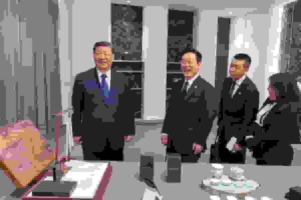 هدیه گوشی شیائومی توسط رئیس‌جمهور چین به همتای کره‌ای با شوخی درباره امنیت