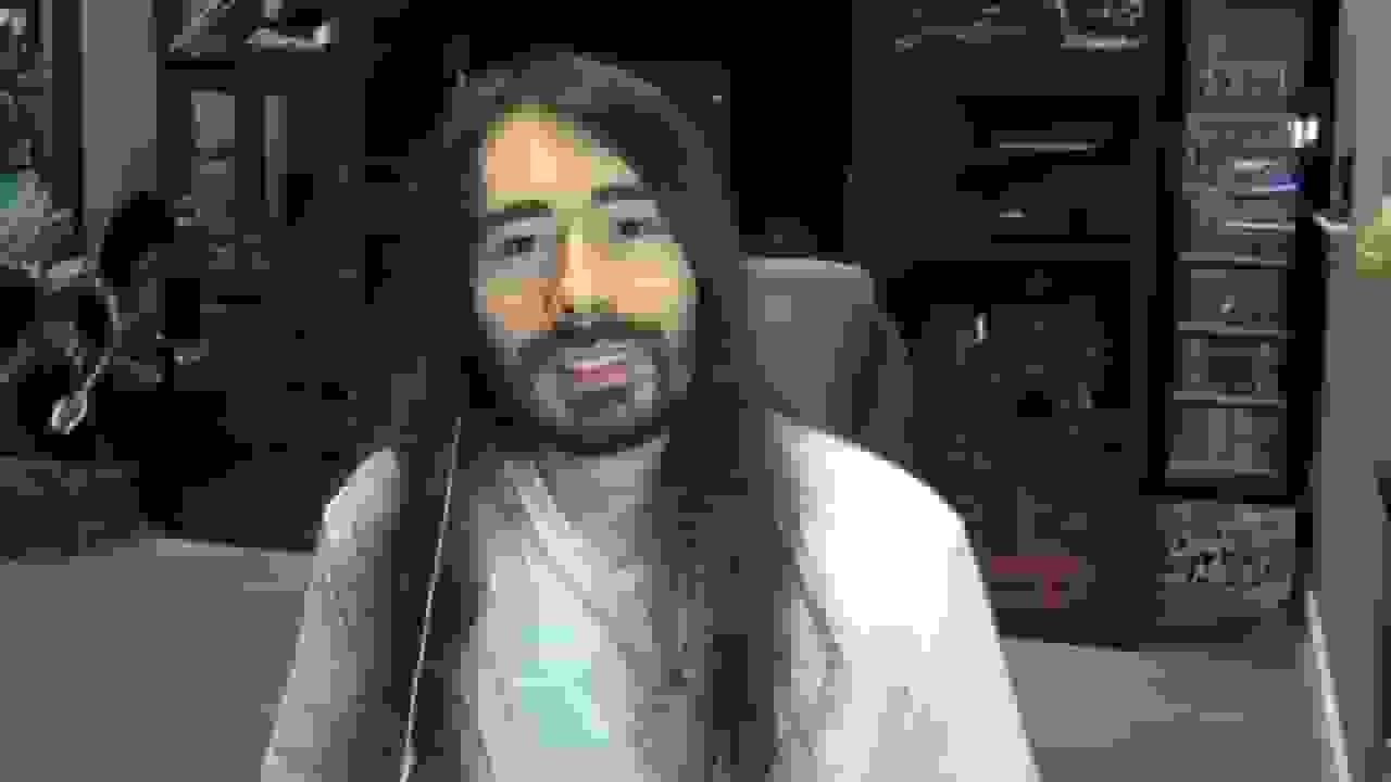 استریمر مشهور از دنبال‌کنندگان می‌خواهد پول‌هایشان را پس‌انداز کنند یا به خیریه بدهند