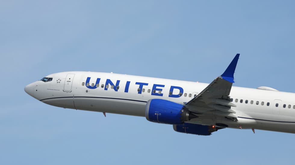 اصابت شیء مشکوک به زباله فضایی به هواپیمای مسافربری