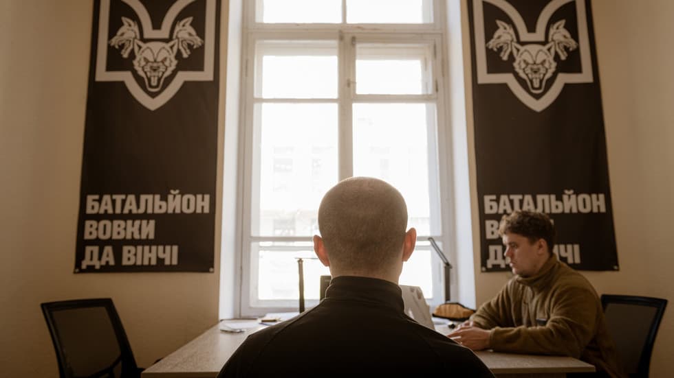 روزنامه‌نگار انگلیسی ادعا کرد اوکراین مترجمش را به زود سربازی فراخوانده