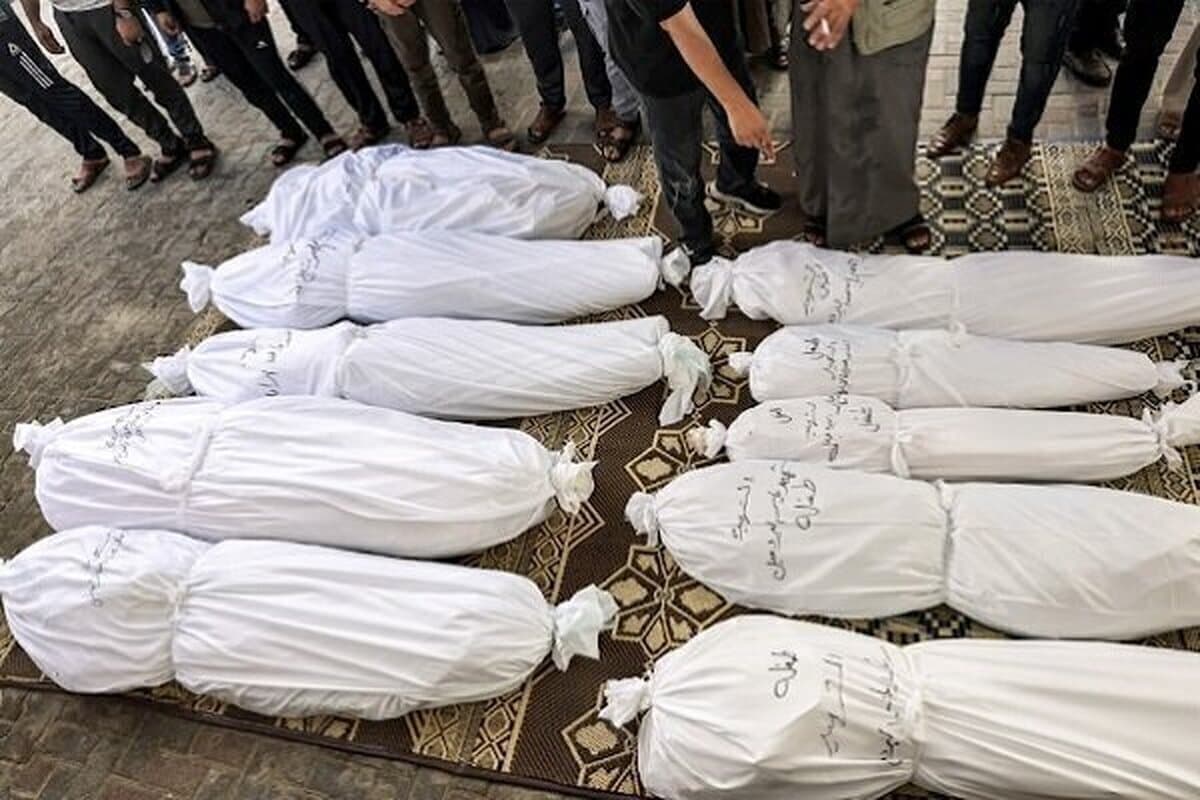 انتقال پیکر ۱۰۰ شهید فلسطینی از گور دسته‌جمعی به قبرستان عمومی غزه
