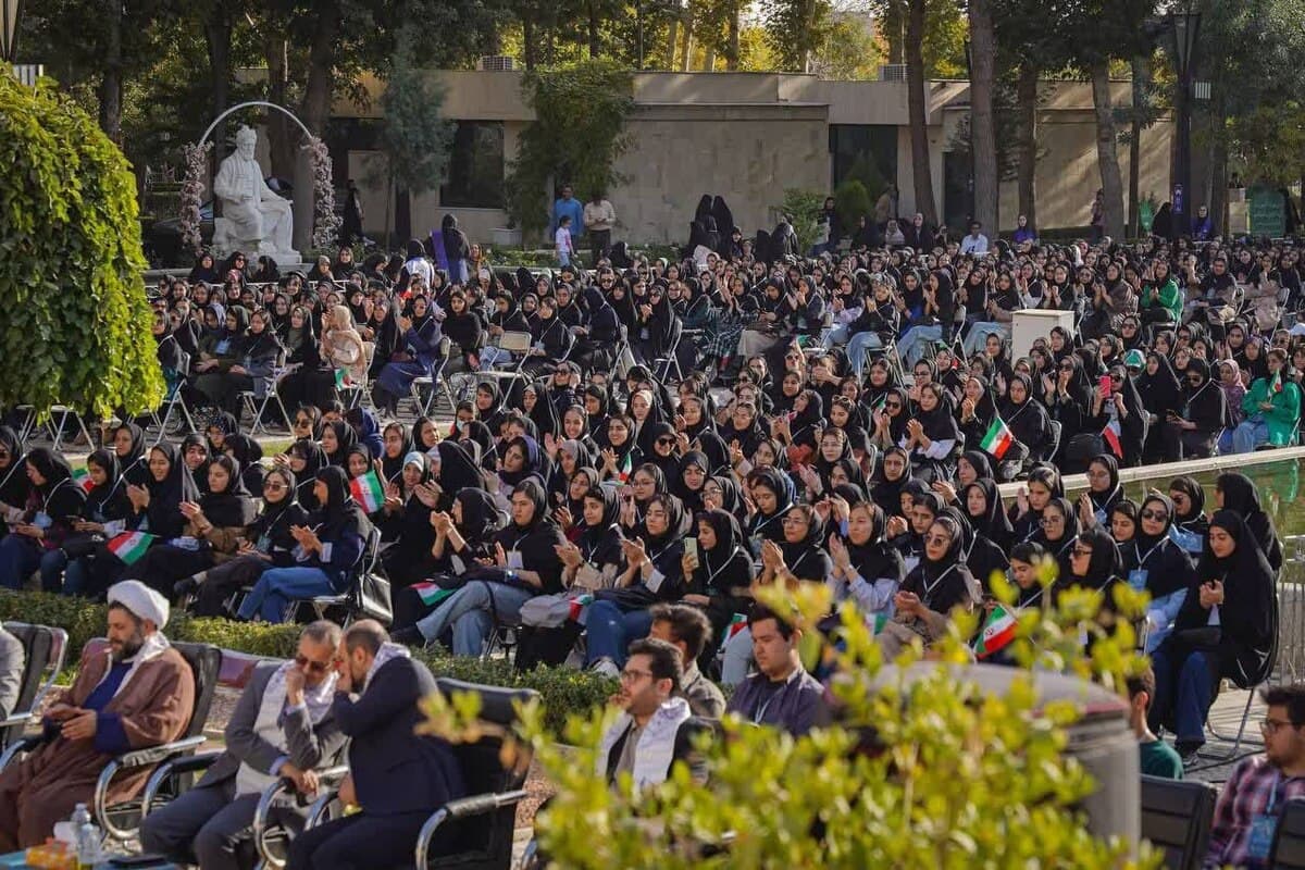 آغاز سال تحصیلی نودانشجویان دانشگاه فردوسی مشهد در کنار آرامگاه حکیم توس