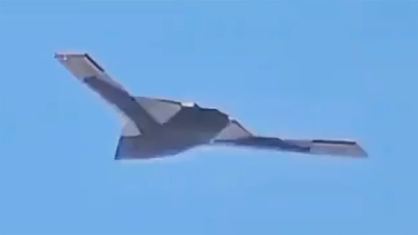 پهپاد پنهانکار مرموز چین برای اولین بار در آسمان مشاهده شد