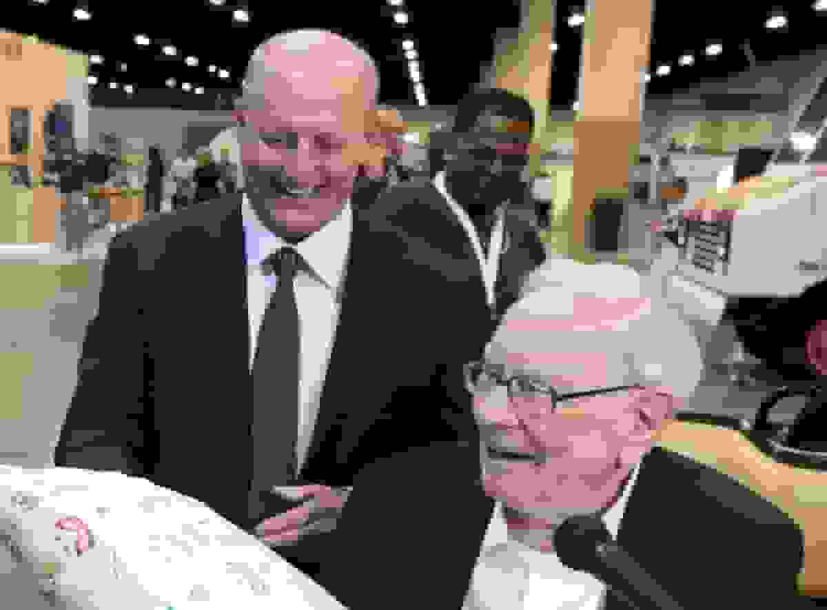 بافت مسئولیت نامه سالانه را به جانشین خود آبل واگذار میکند