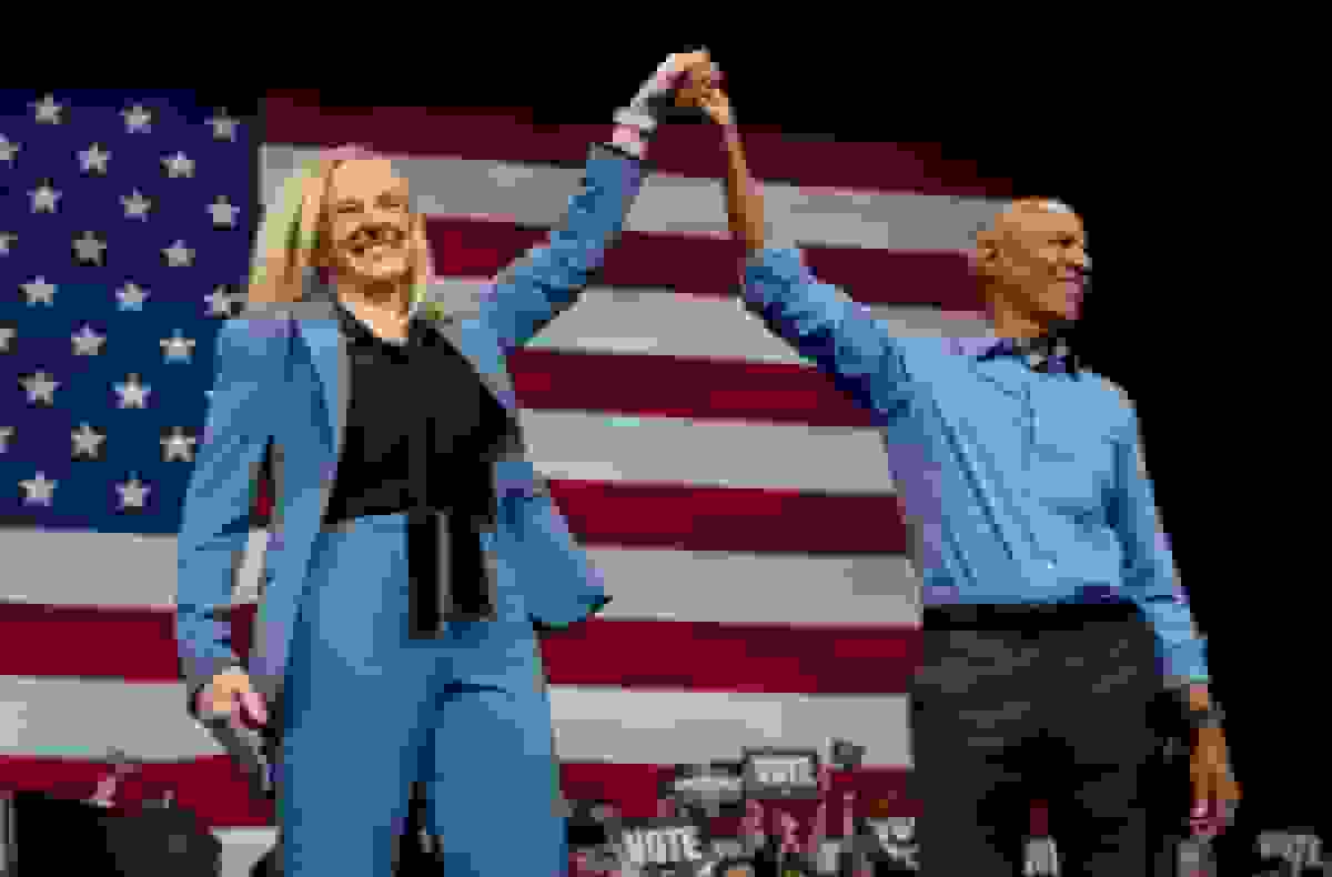 اوباما از دموکرات ویرجینیا حمایت میکند در حالی که ترامپ فاصله میگیرد