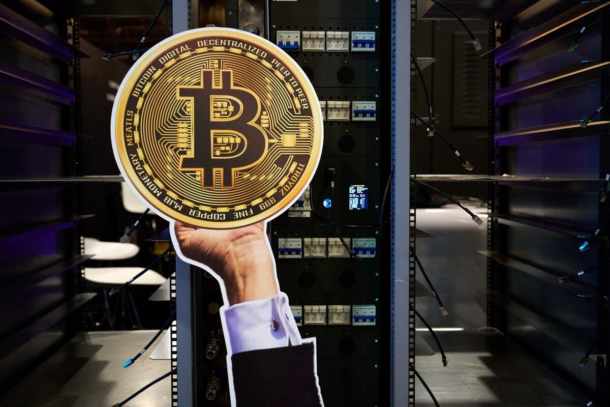 بیتکوین در تلاش برای بازگشت به روند صعودی پس از ریزش تاریخی