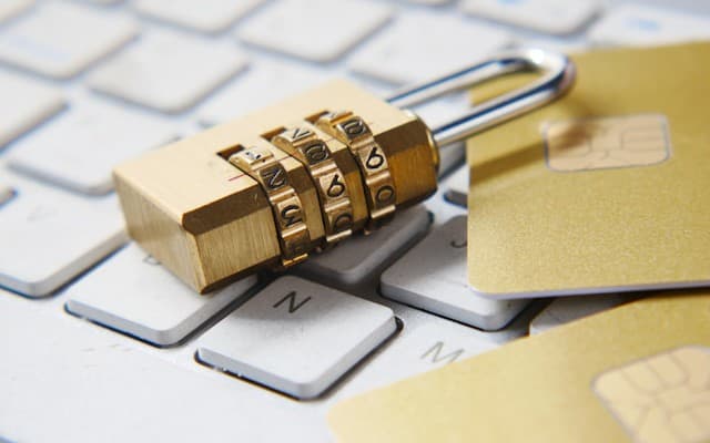 ساخت نرمافزار امن: تلفیق مدیریت ریسک، انطباقپذیری و اعتماد