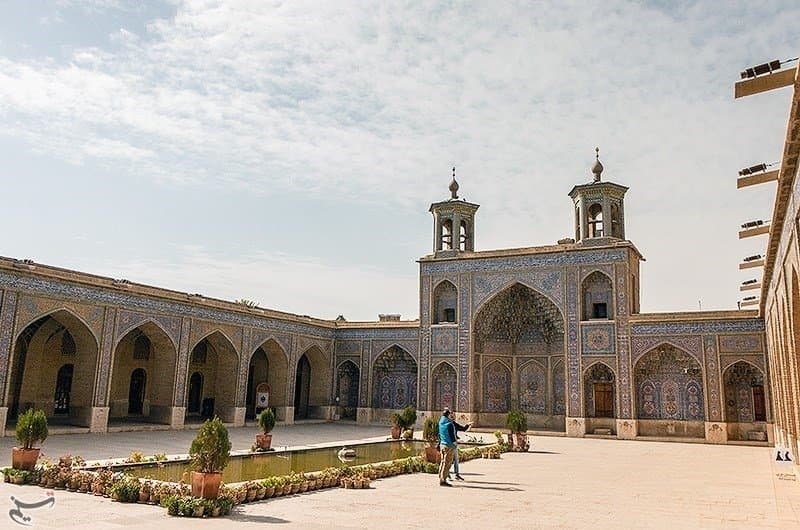 حیرت توریست آمریکایی از زیبایی مسجد نصیرالملک شیراز