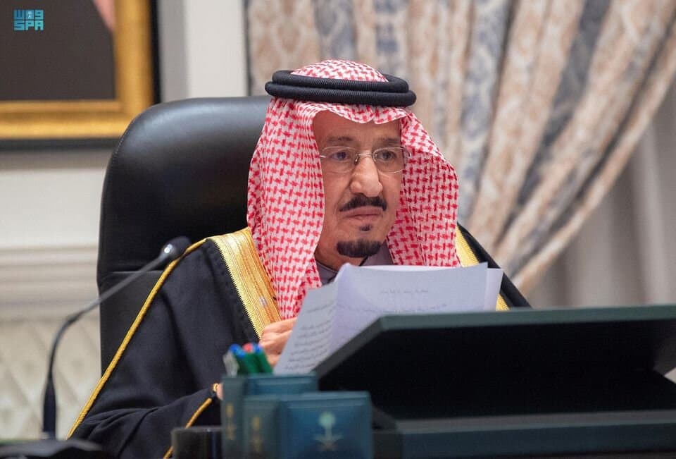 ملک سلمان پادشاه عربستان در حال اجرای رقص شمشیر سنتی آردا در سال ۱۳۸۱