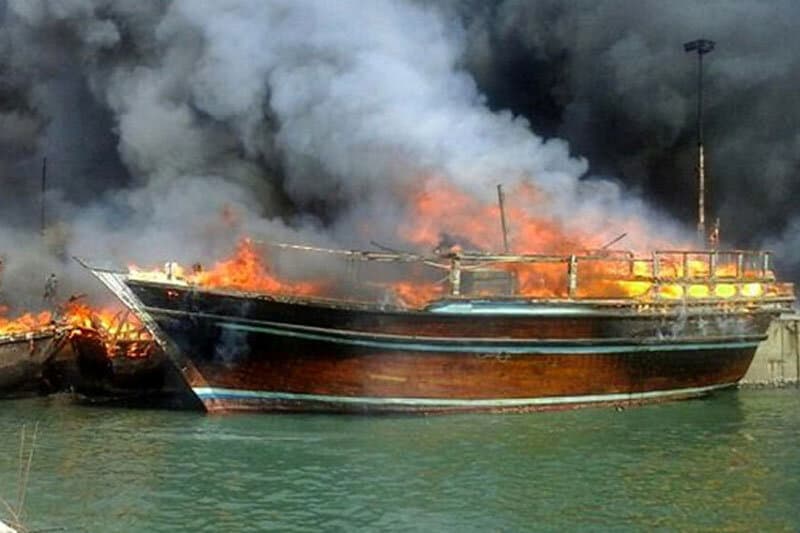 حریق لنج باری در بندر چارک
