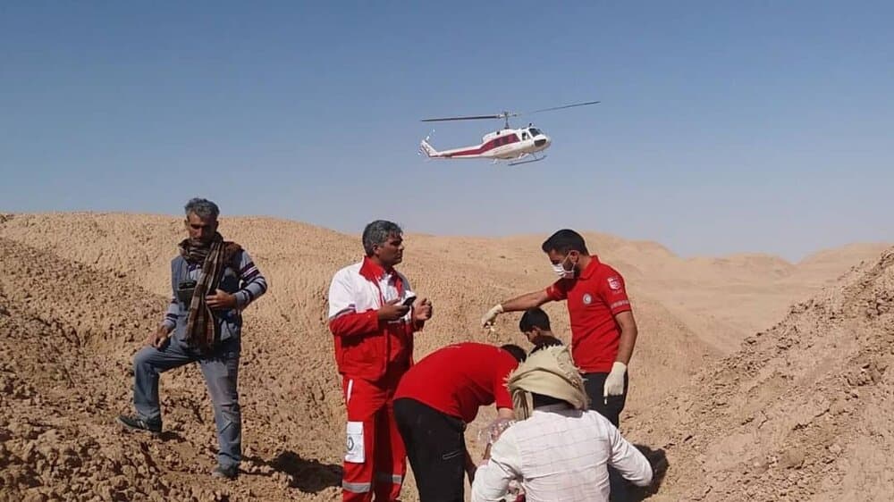 لحظه برقراری ارتباط با حادثهدیدگان سانحه بالگرد هلال احمر در اشترانکوه