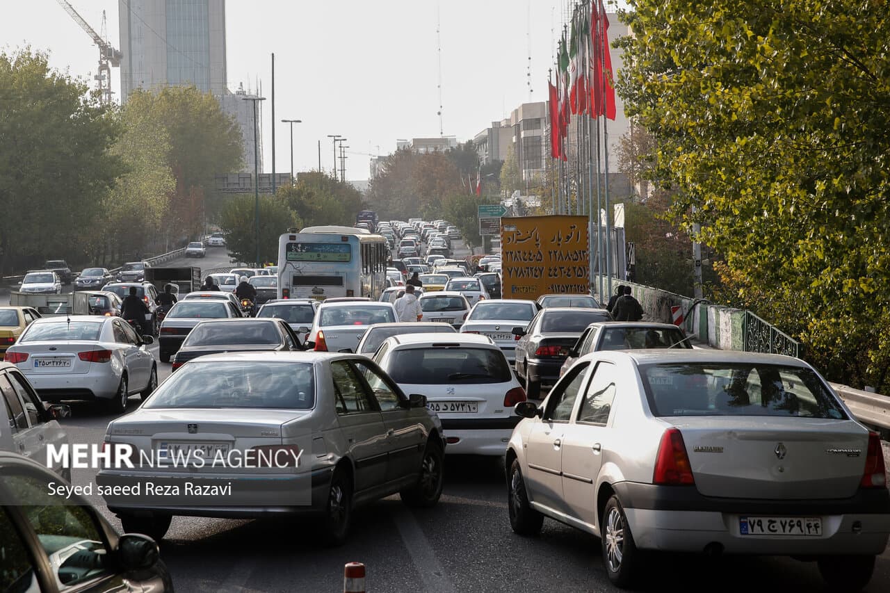ترافیک سنگین در بزرگراههای حکیم و همت تهران