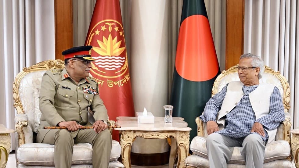 پاکستان و بنگلادش در مورد گسترش روابط تجاری و دفاعی گفتوگو میکنند