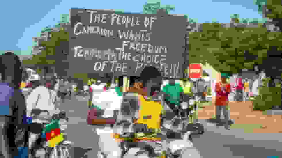 کامرون رهبر مخالفان را به اتهام تحریک خشونت تحت تعقیب قانونی قرار میدهد