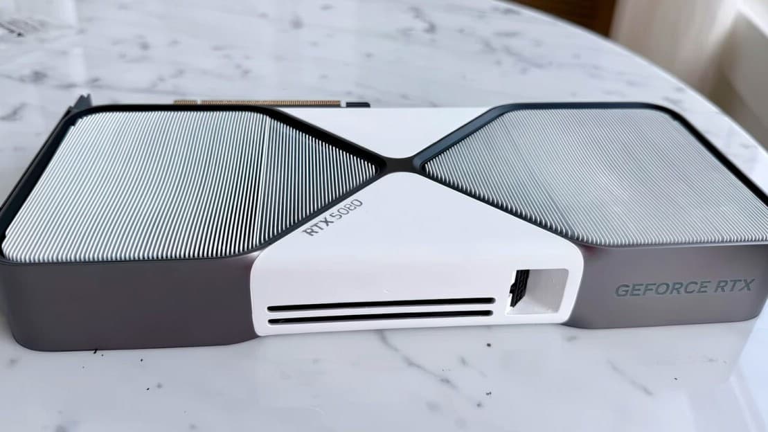 طرح سفید کاربردی برای کارت گرافیک RTX 5080؛ آیا انویدیا باید نسخه سفید تولید کند؟