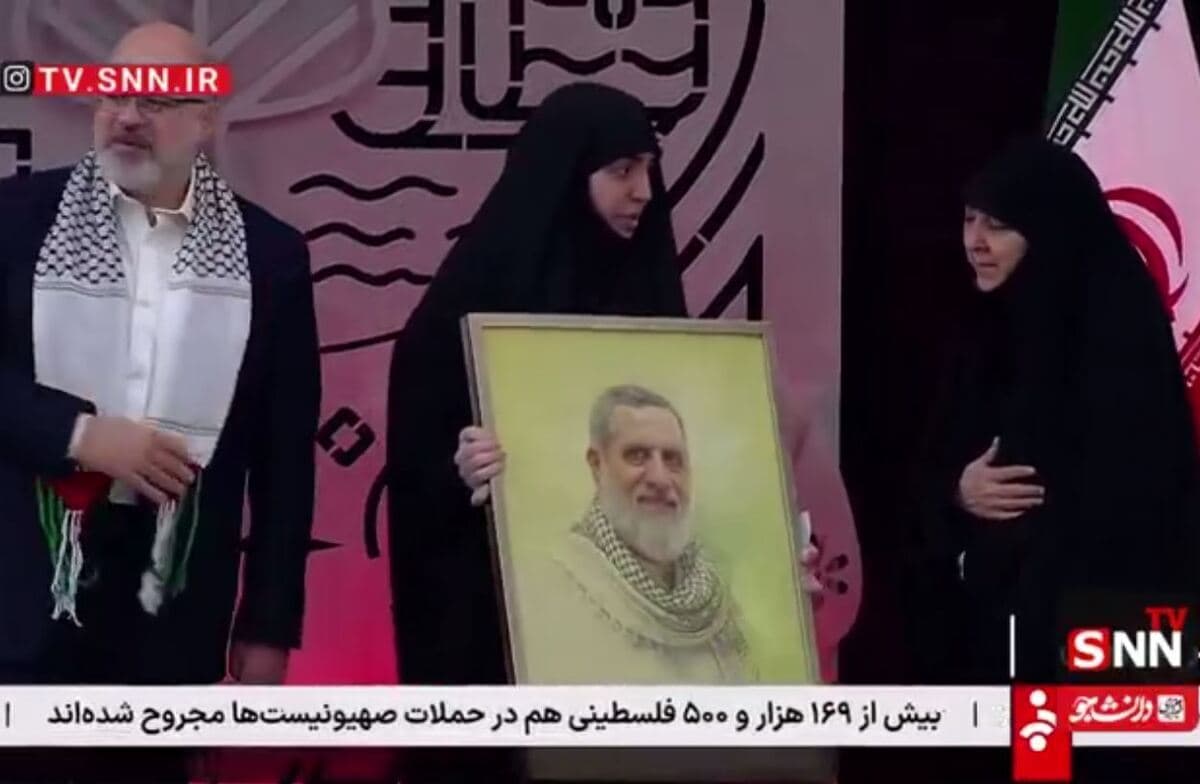 اعطای تمثال شهید ایزدی به همسر ایشان توسط دختر شهید نصرالله