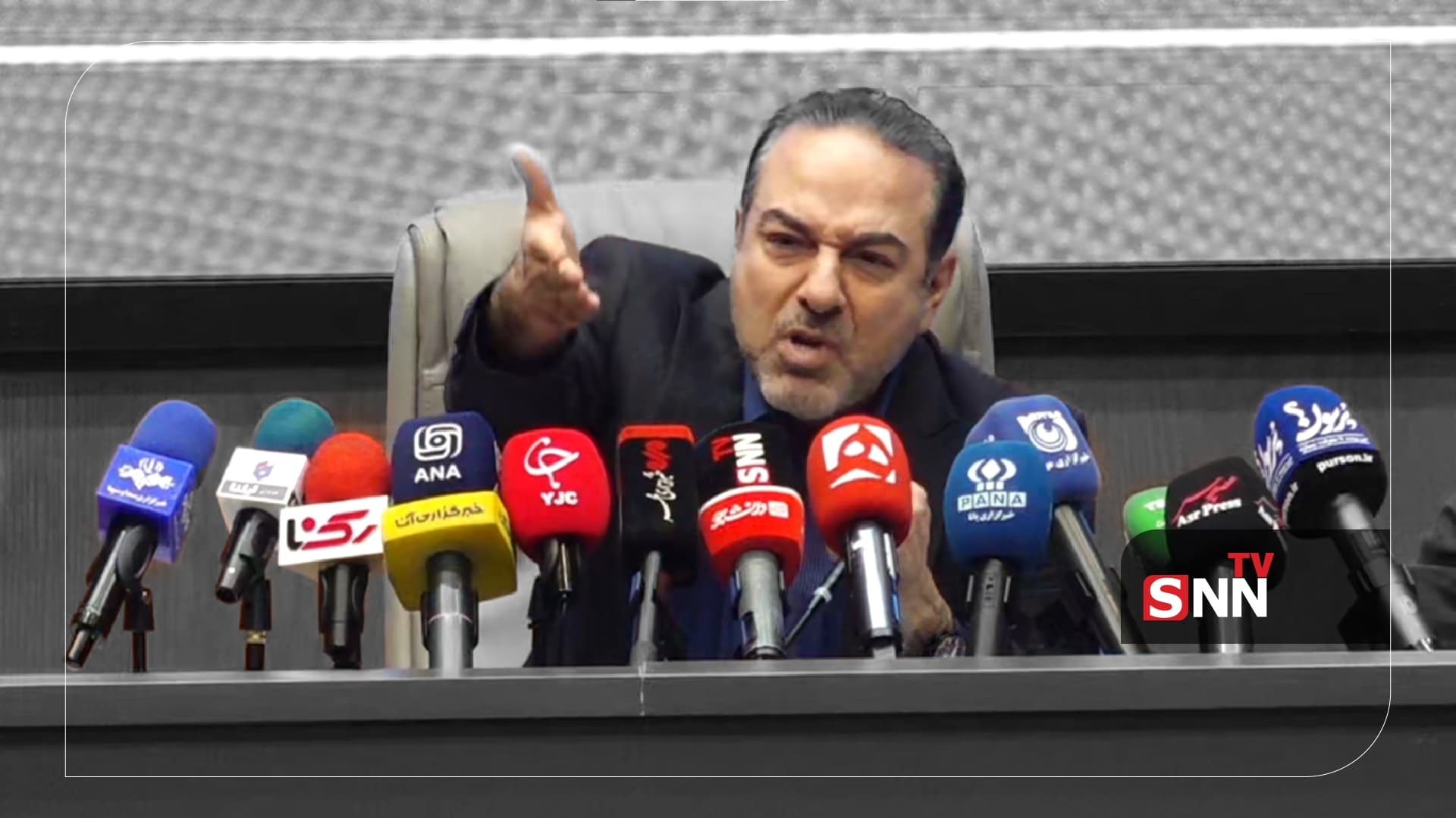 درگیری لفظی معاون وزیر بهداشت با خبرنگار در نشست خبری زنده