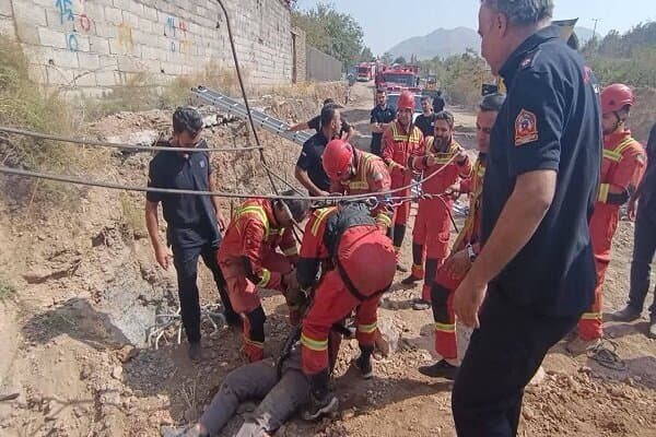 نجات معجزهآسای جوان از چاه ۱۲ متری در خیابان دماوند تهران