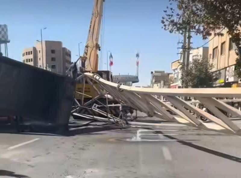 بیاحتیاطی راننده کامیون در بلوار دانشآموز کرج حادثه آفرید