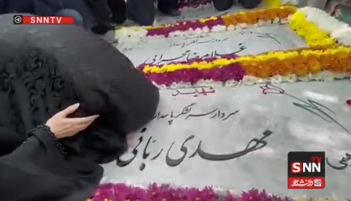 حضور مادر شهید ربانی بر سر مزارش برای اولین بار