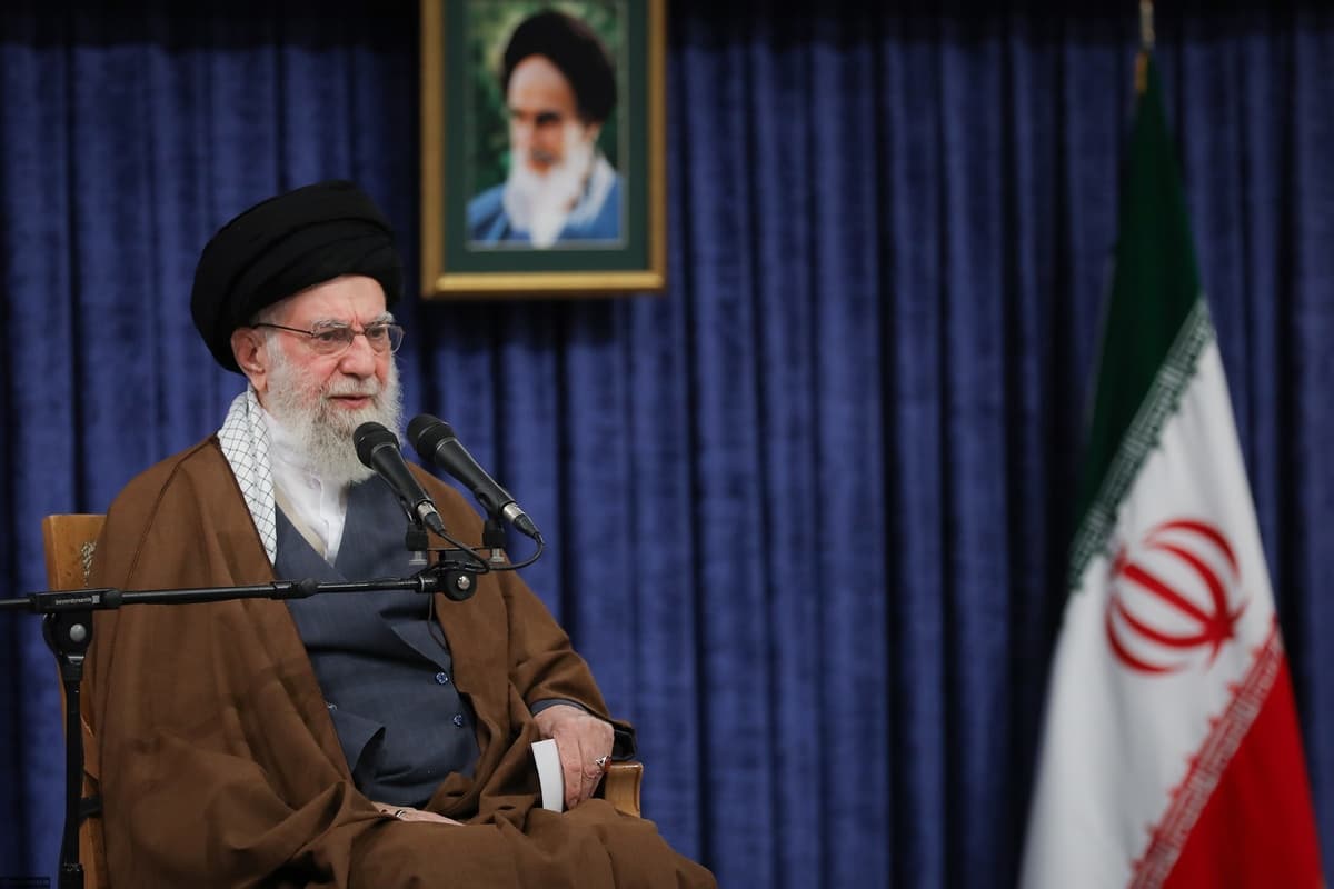 ورود رهبر انقلاب به حسینیه امام خمینی با حرکات زورخانهای
