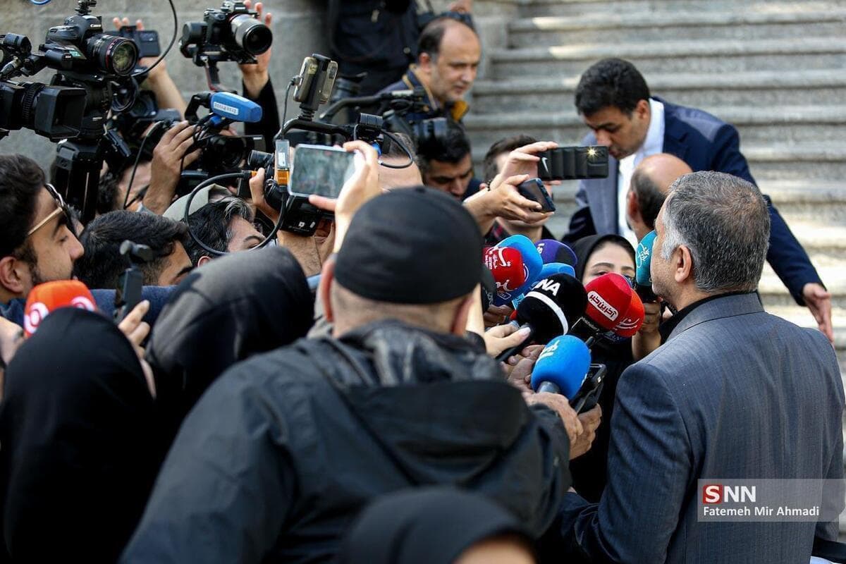 گفتوگوی خبرنگاران با اعضای کابینه دولت وفاق ملی در حیاط دولت