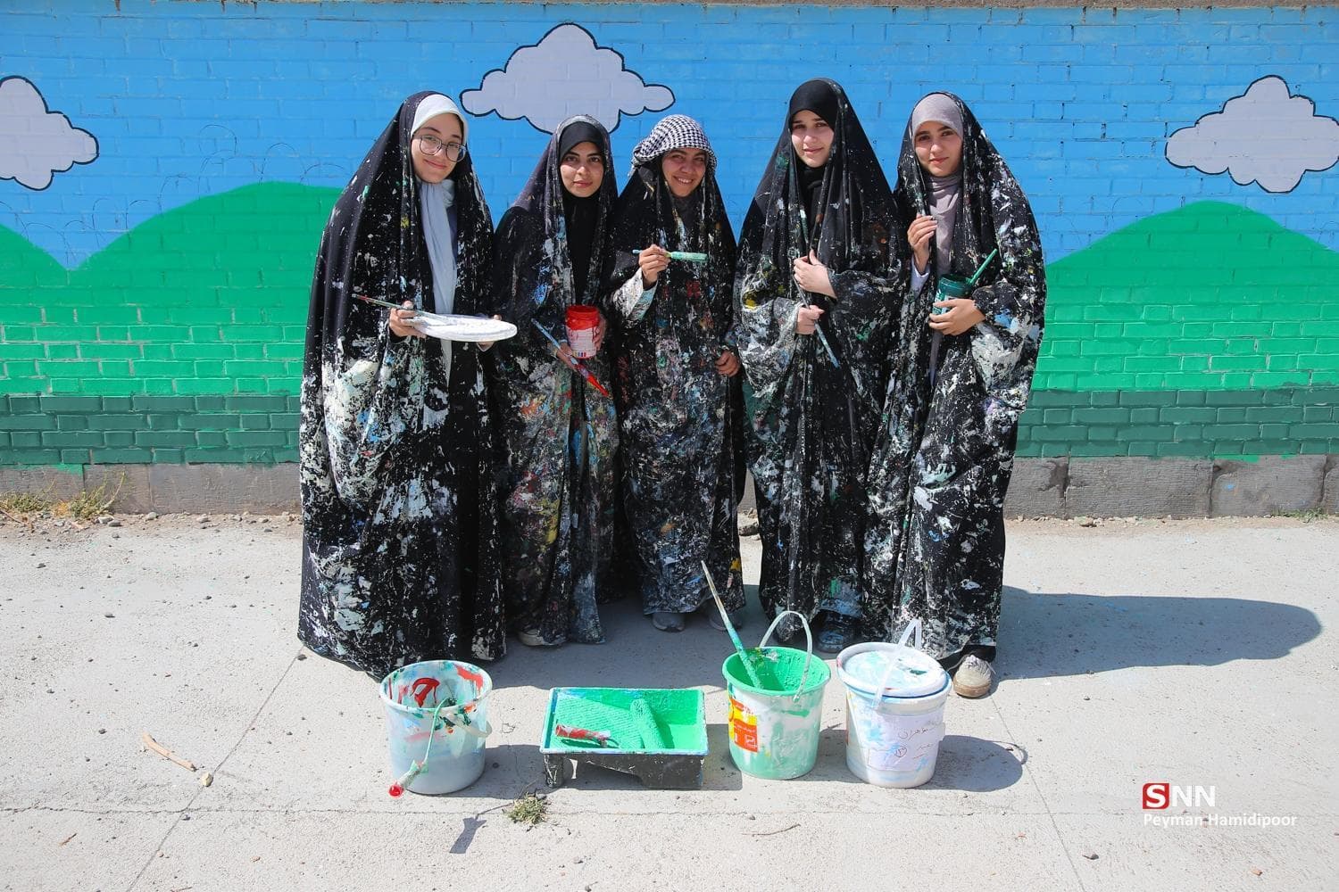 دانشجویان دانشگاه تهران با نقاشی دیوارهای مدرسه به اردوی خدمتی روح بخشیدند