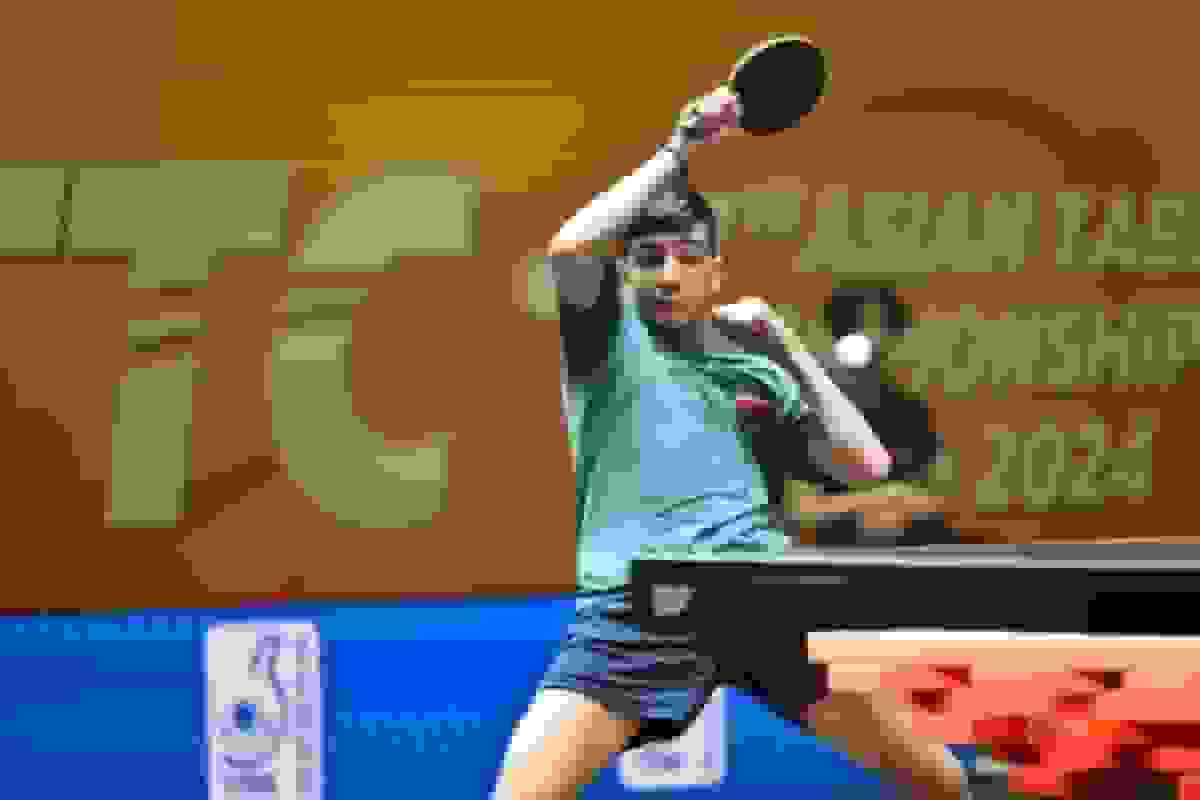 بوسه بنیامین فرجی به پرچم ایران پس از کسب اولین مدال انفرادی پینگپنگ جوانان