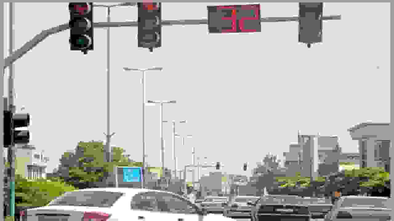 جریمه عبور از چراغ قرمز: ۵ نمره برای خودروی شخصی و ۱۰ نمره برای اتوبوس