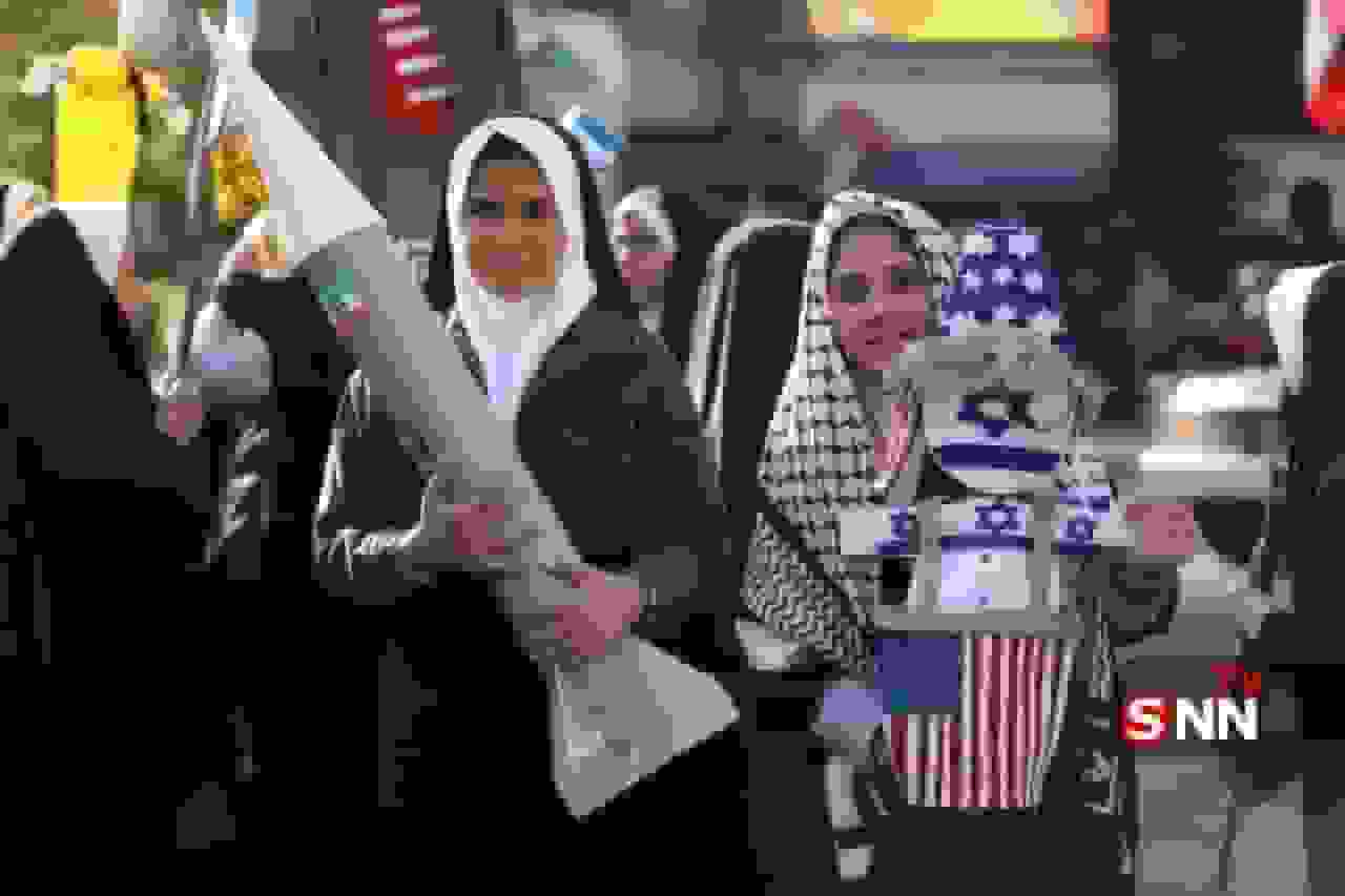 عروسکهای ضد ترامپ و نتانیاهو در دستان نسل نودیها در راهپیمایی ۱۳ آبان