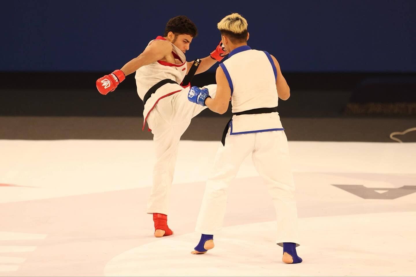اهدای مدال طلا به امیرمحمد حاتمیان در مسابقات MMA بازیهای آسیایی جوانان